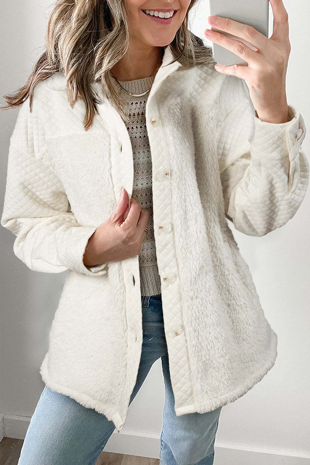 Chaqueta con botones y parches de sherpa acolchados en color blanco liso