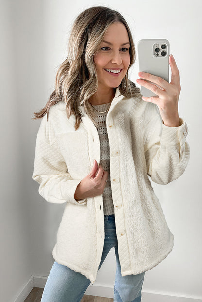 Chaqueta con botones y parches de sherpa acolchados en color blanco liso