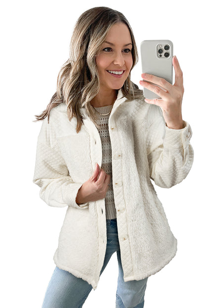 Chaqueta con botones y parches de sherpa acolchados en color blanco liso